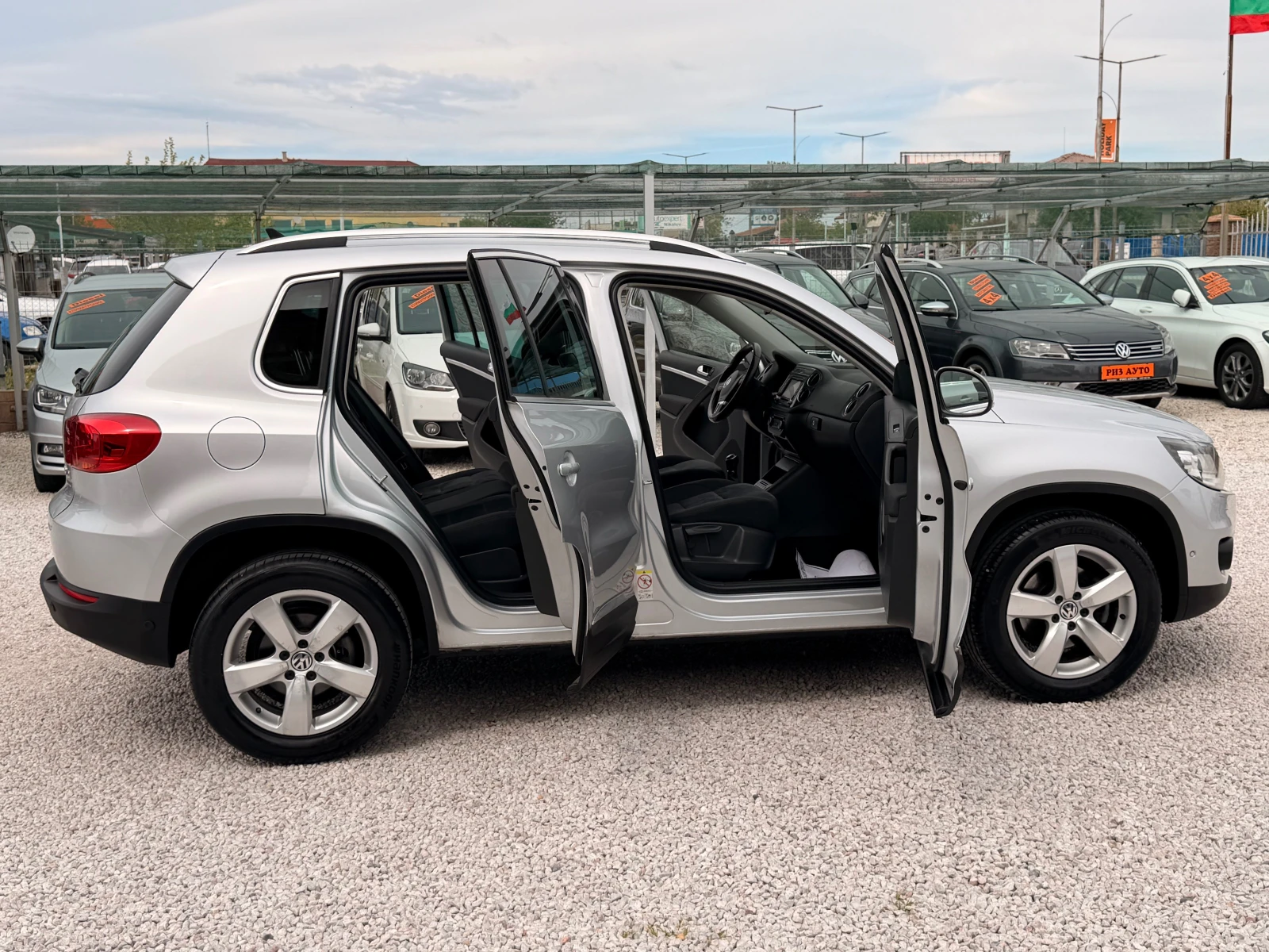 VW Tiguan 2.0TDI* LED* KSENON* 6sk* NAVI* MULTI VOLAN* LIZIN, снимка 6 - Автомобили и джипове - 54411978