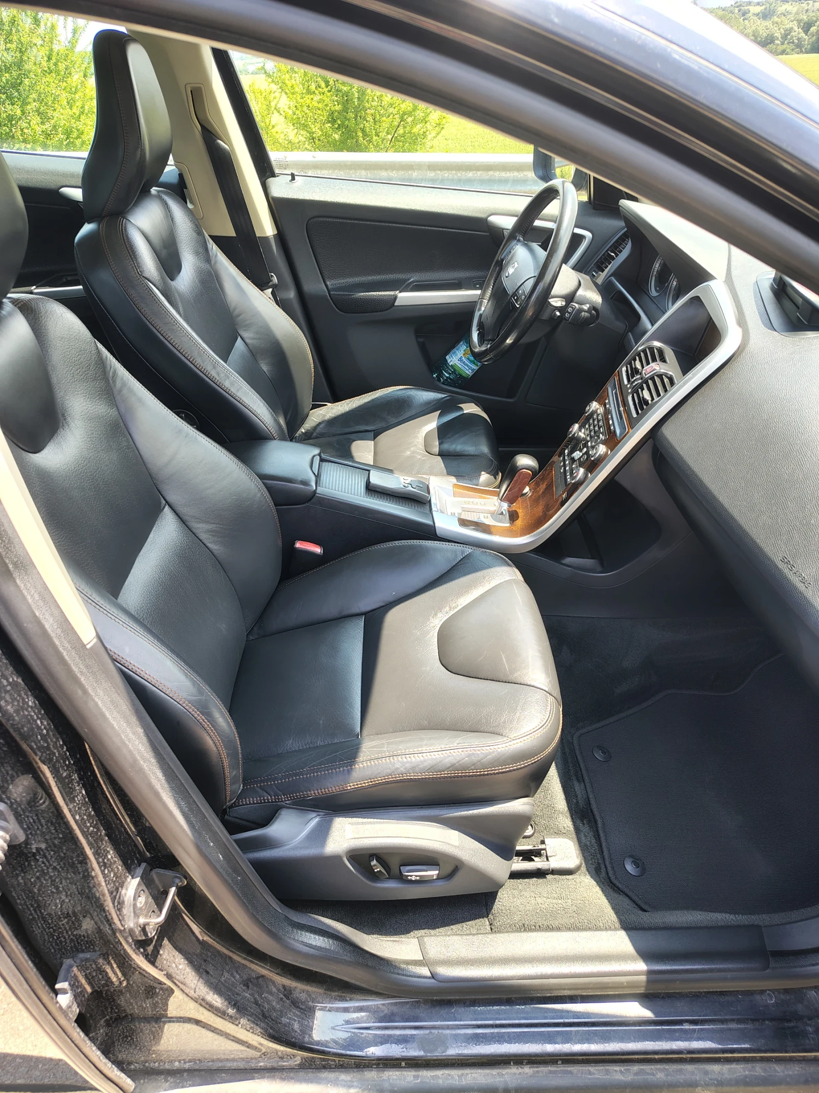Volvo XC60 2.4 D5 / 4х4 / Автоматик / Кожа, снимка 10 - Автомобили и джипове - 54801696