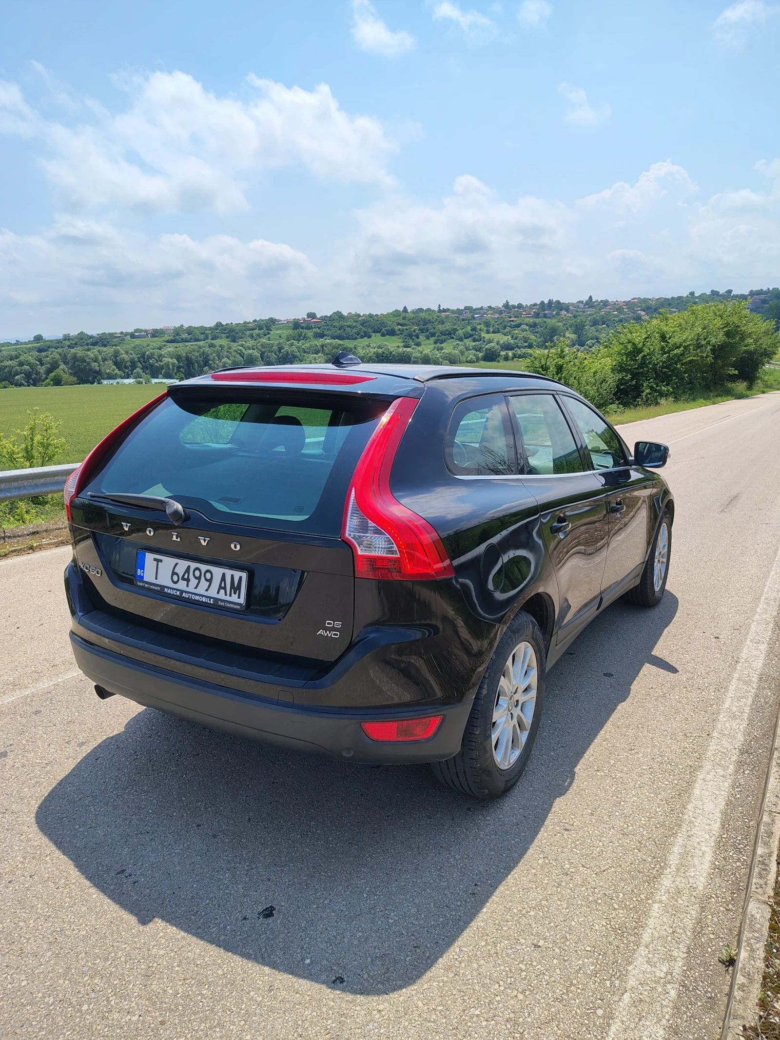 Volvo XC60 2.4 D5 / 4х4 / Автоматик / Кожа, снимка 4 - Автомобили и джипове - 54801696