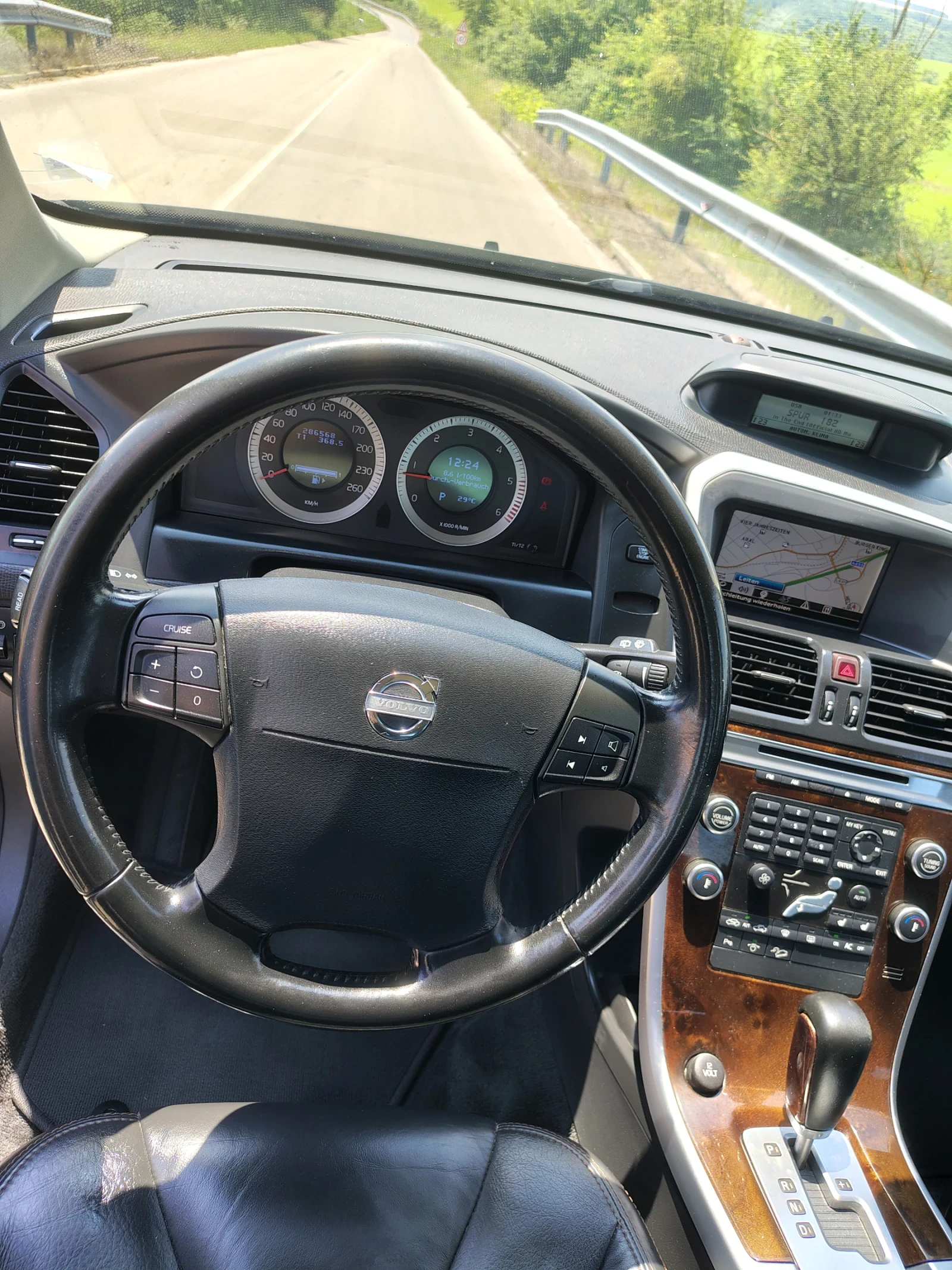 Volvo XC60 2.4 D5 / 4х4 / Автоматик / Кожа, снимка 7 - Автомобили и джипове - 54801696