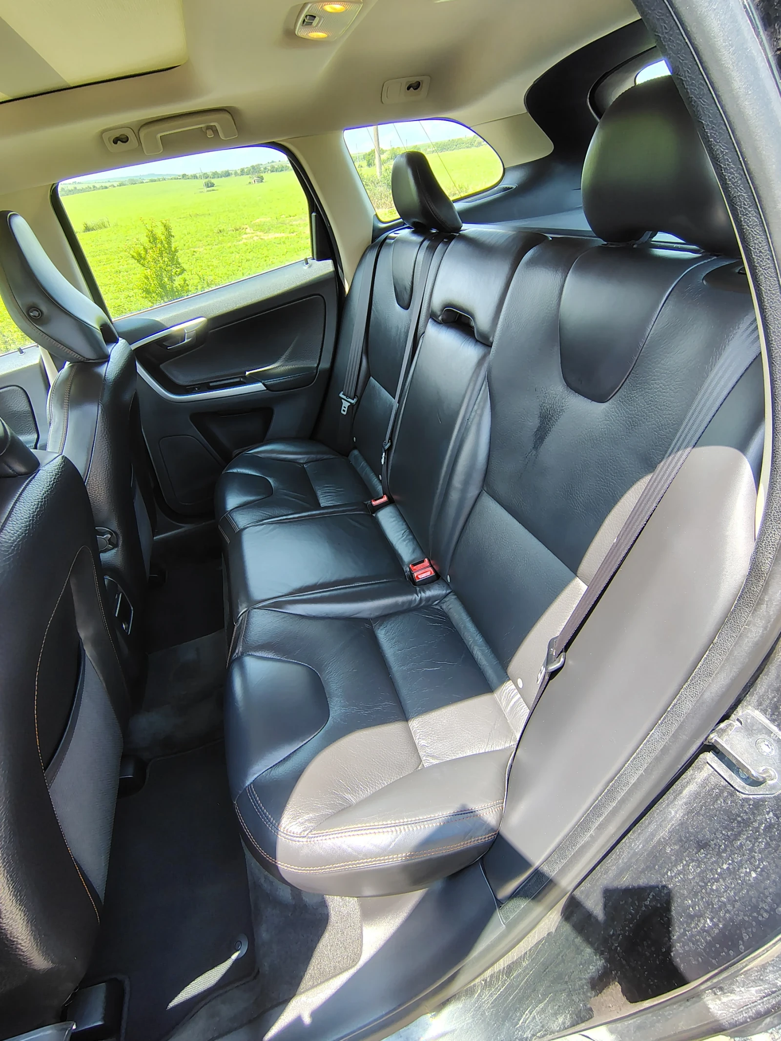 Volvo XC60 2.4 D5 / 4х4 / Автоматик / Кожа, снимка 9 - Автомобили и джипове - 54801696