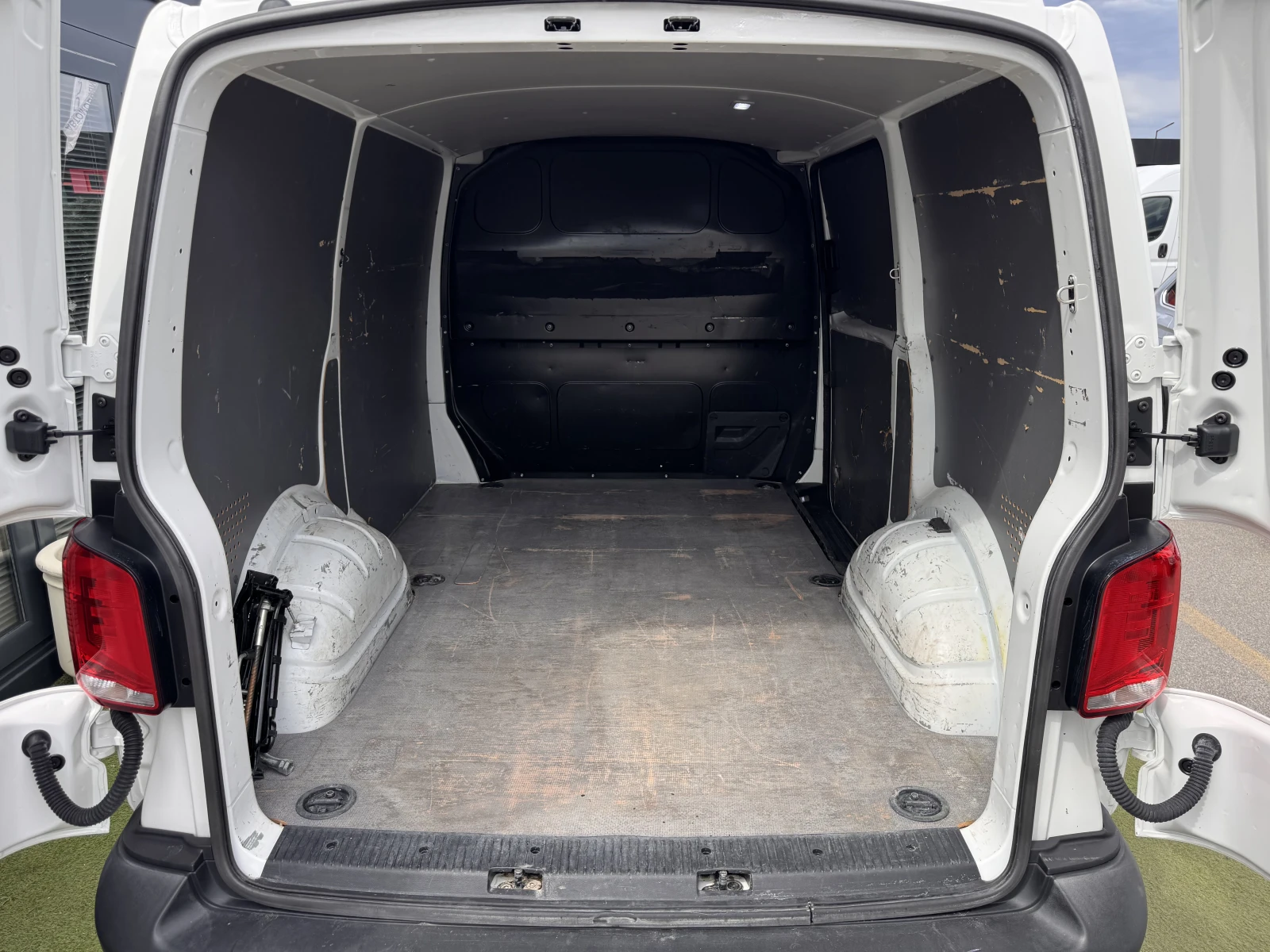 VW Transporter BUSINESS/2.0TDI/150k.c./6MT/L1H1, снимка 16 - Бусове и автобуси - 55221100