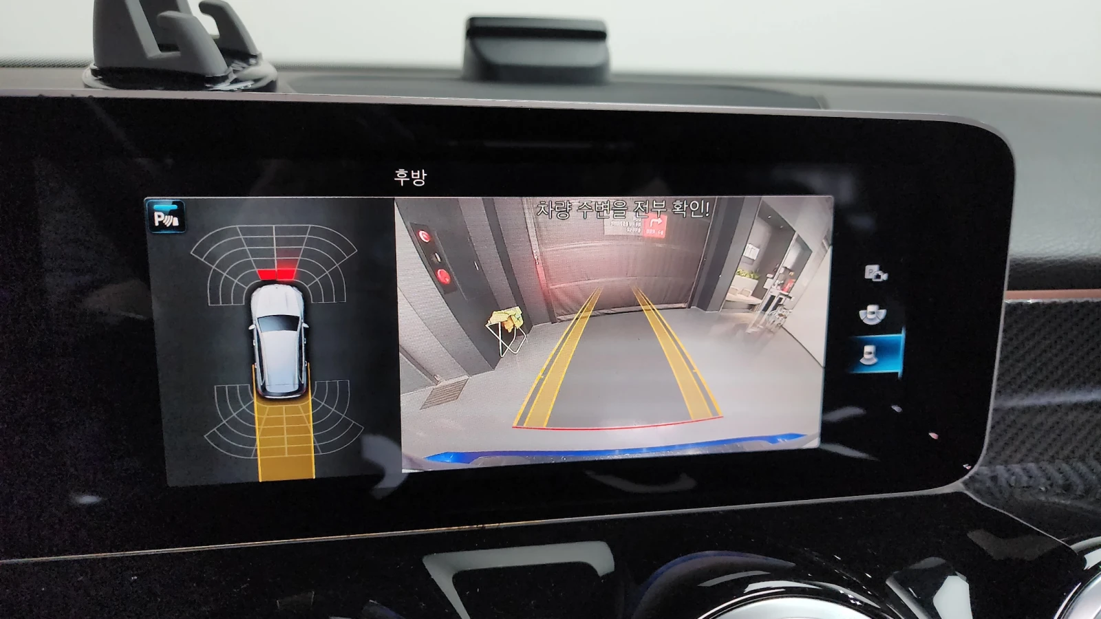 Mercedes-Benz GLB 250 / 4MATIC / AMG PKG / 360 / DISTRONIC, снимка 12 - Автомобили и джипове - 53930685