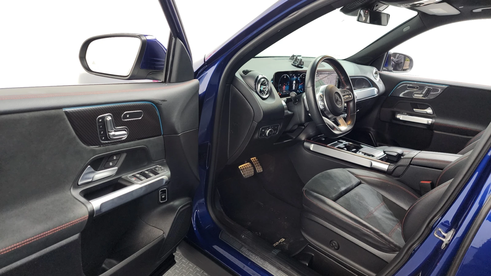 Mercedes-Benz GLB 250 / 4MATIC / AMG PKG / 360 / DISTRONIC, снимка 9 - Автомобили и джипове - 53930685