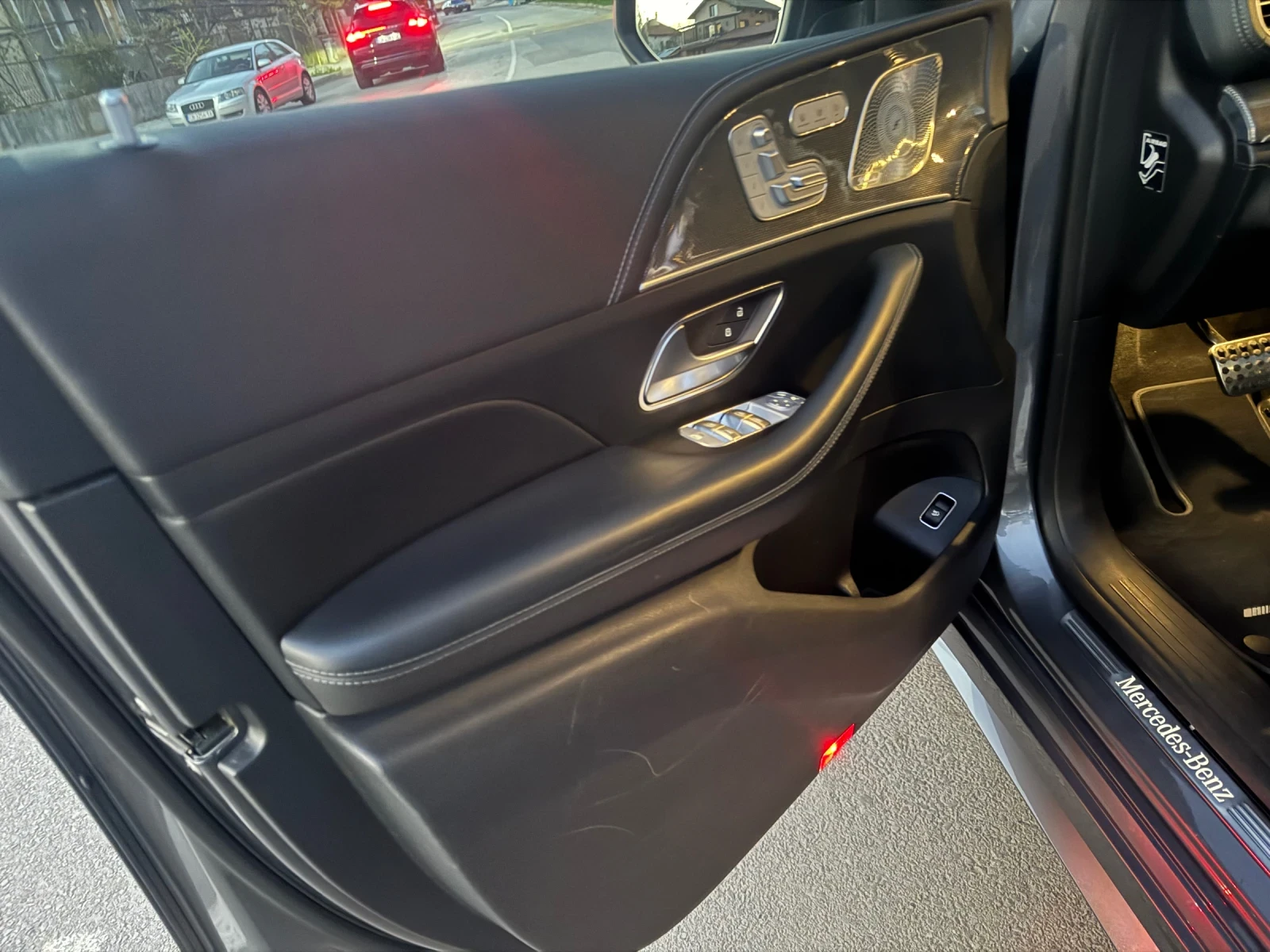 Mercedes-Benz GLS580 4MATIC AMG Line   V8 / FULL / ЛИЗИНГ БЕЗ ДОХОДИ, снимка 8 - Автомобили и джипове - 54207758