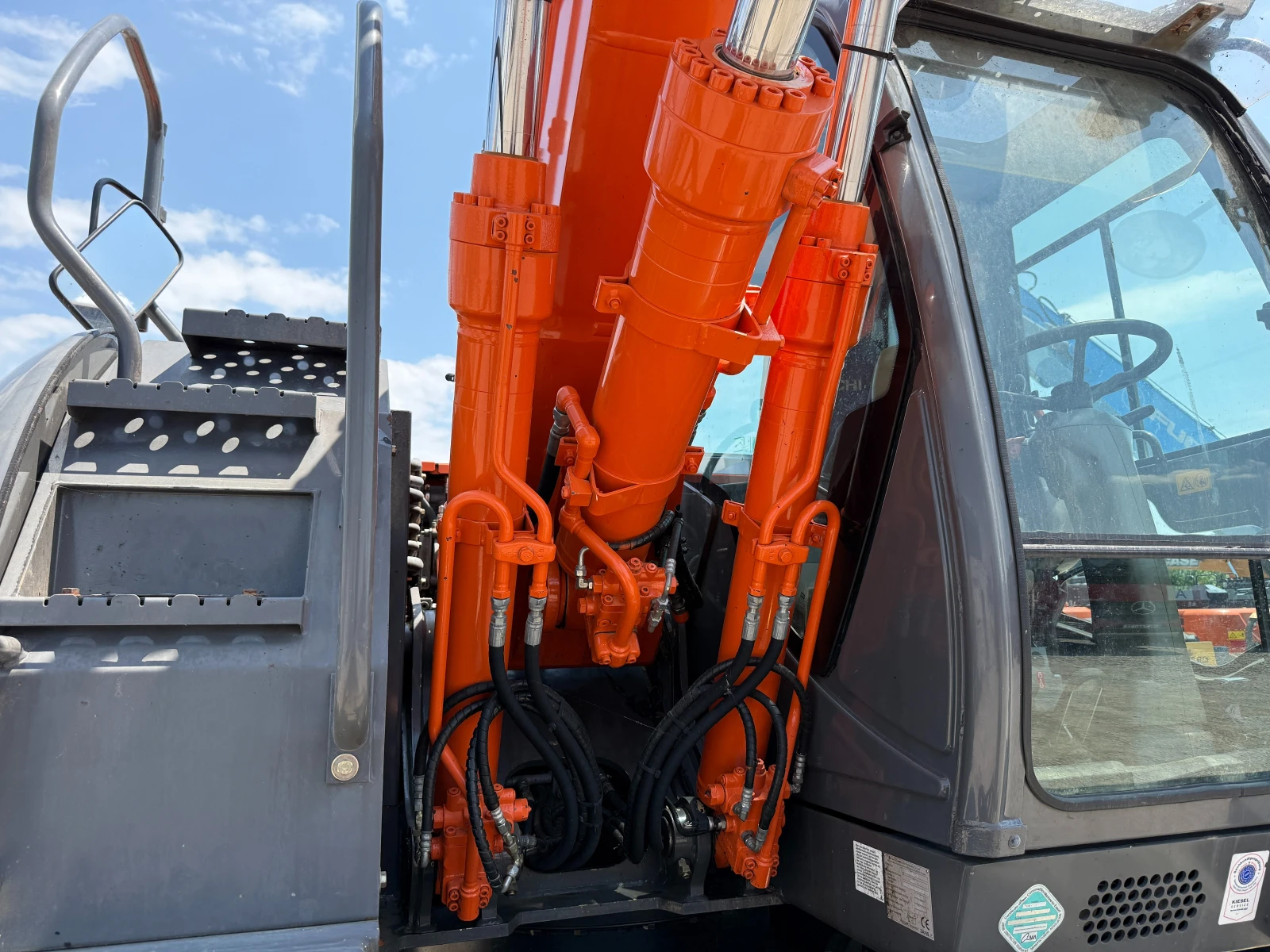 Багер Hitachi ZX 140 W-3, снимка 8 - Индустриална техника - 55069761
