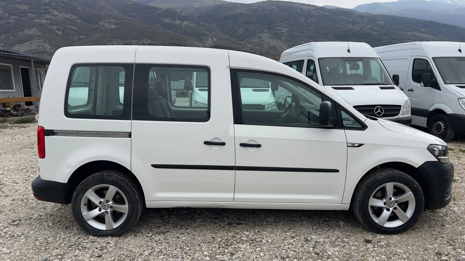 VW Caddy 2.0 Топ Състояние като нов, снимка 11 - Автомобили и джипове - 54208261