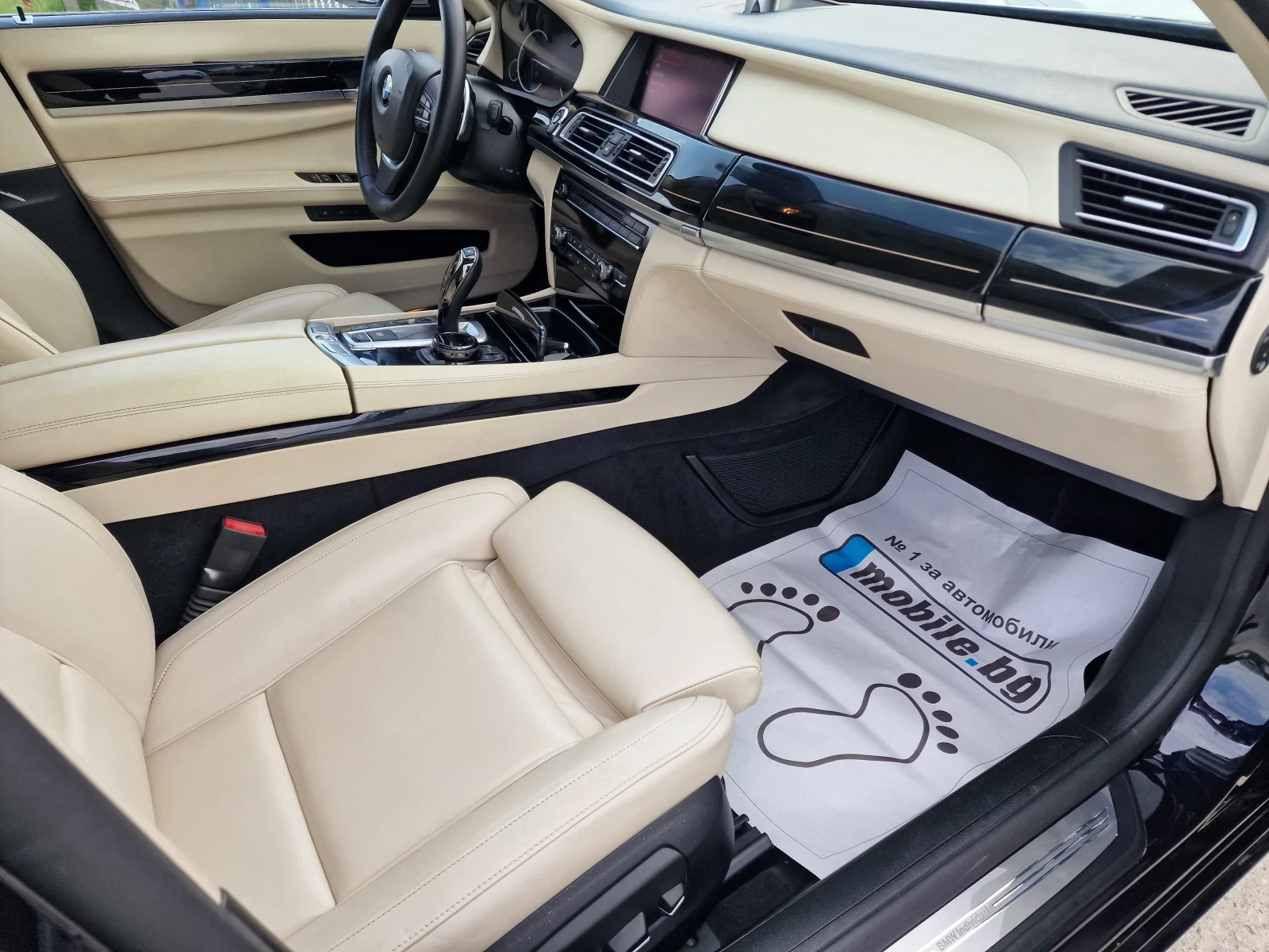 BMW 730 xDrive* VACCUM* HEAD UP* DIGITAL* DISTRONIK* , снимка 13 - Автомобили и джипове - 54366896