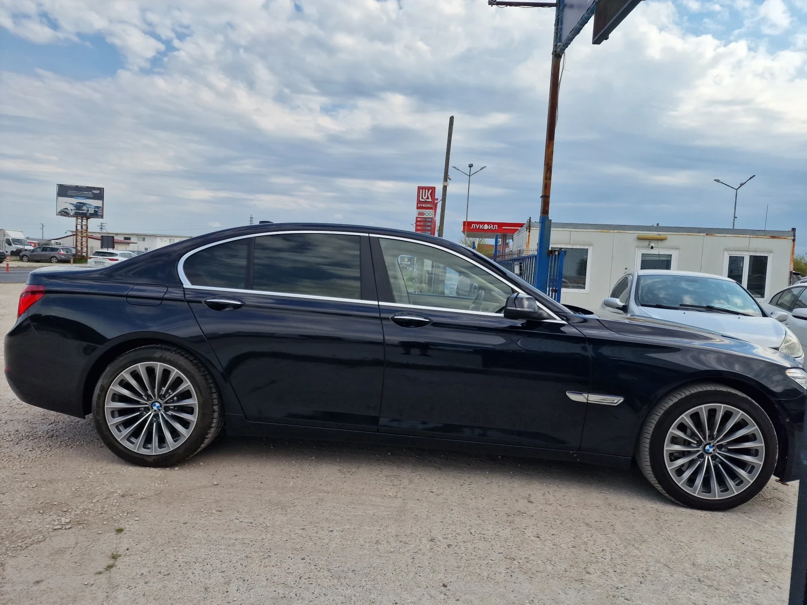 BMW 730 xDrive* VACCUM* HEAD UP* DIGITAL* DISTRONIK* , снимка 4 - Автомобили и джипове - 54366896