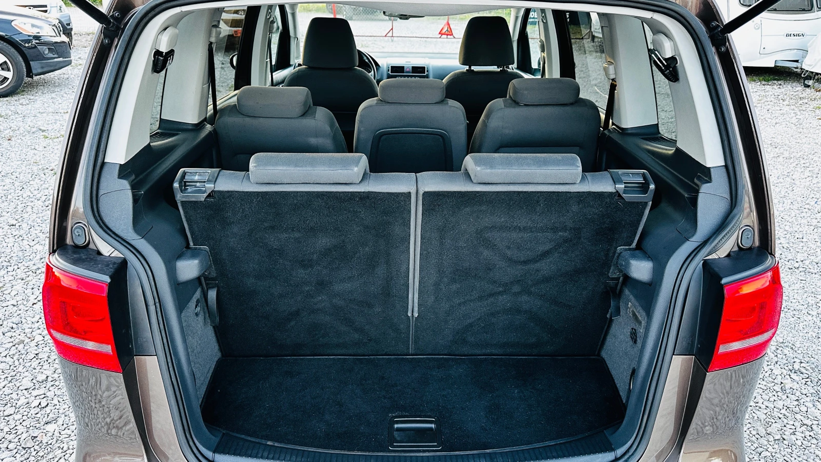 VW Touran 2.0tdi-DSG-Италия 7 места, снимка 12 - Автомобили и джипове - 54799731