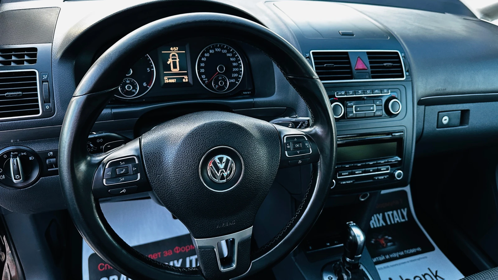 VW Touran 2.0tdi-DSG-Италия 7 места, снимка 14 - Автомобили и джипове - 54799731