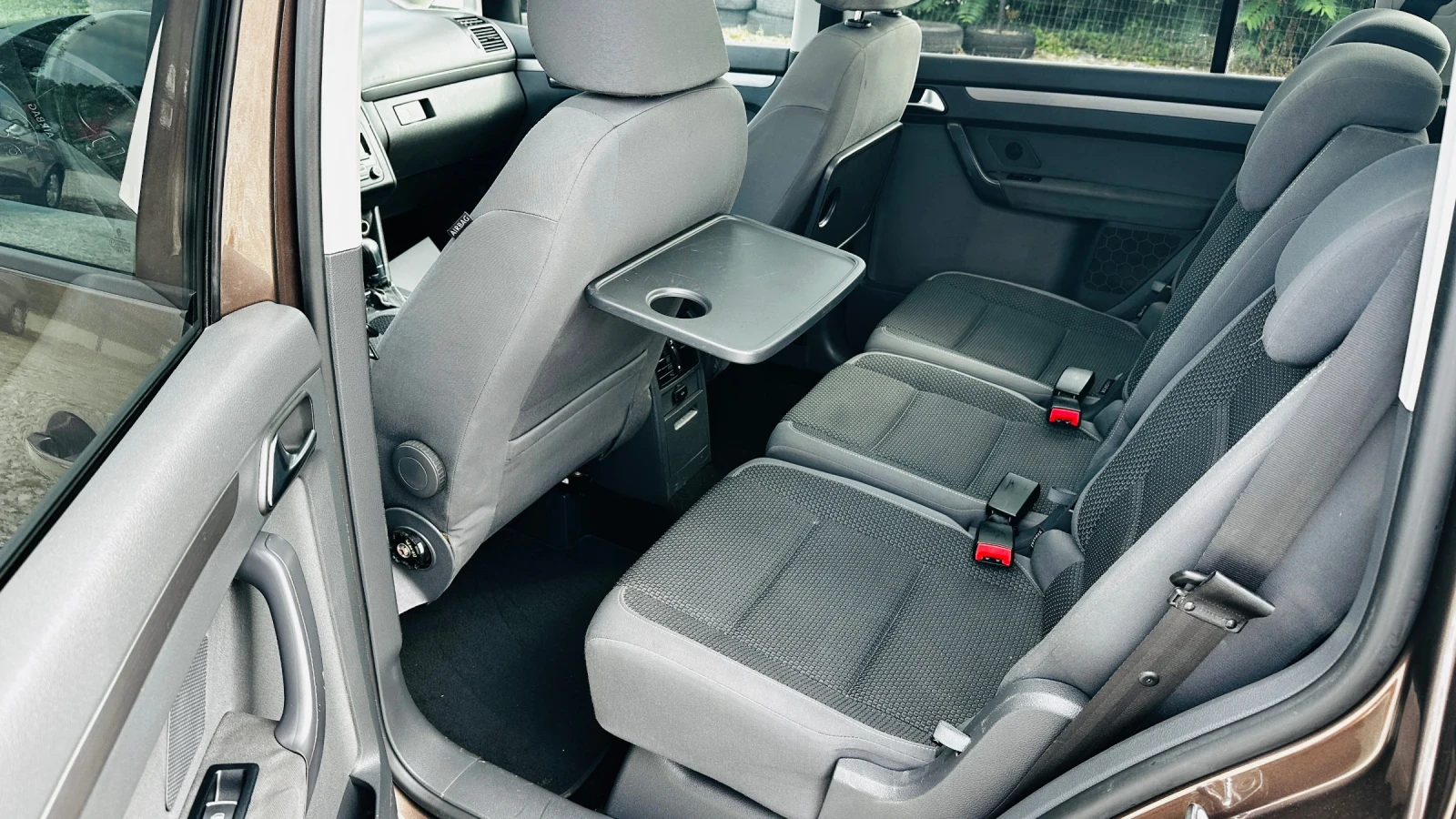 VW Touran 2.0tdi-DSG-Италия 7 места, снимка 8 - Автомобили и джипове - 54799731
