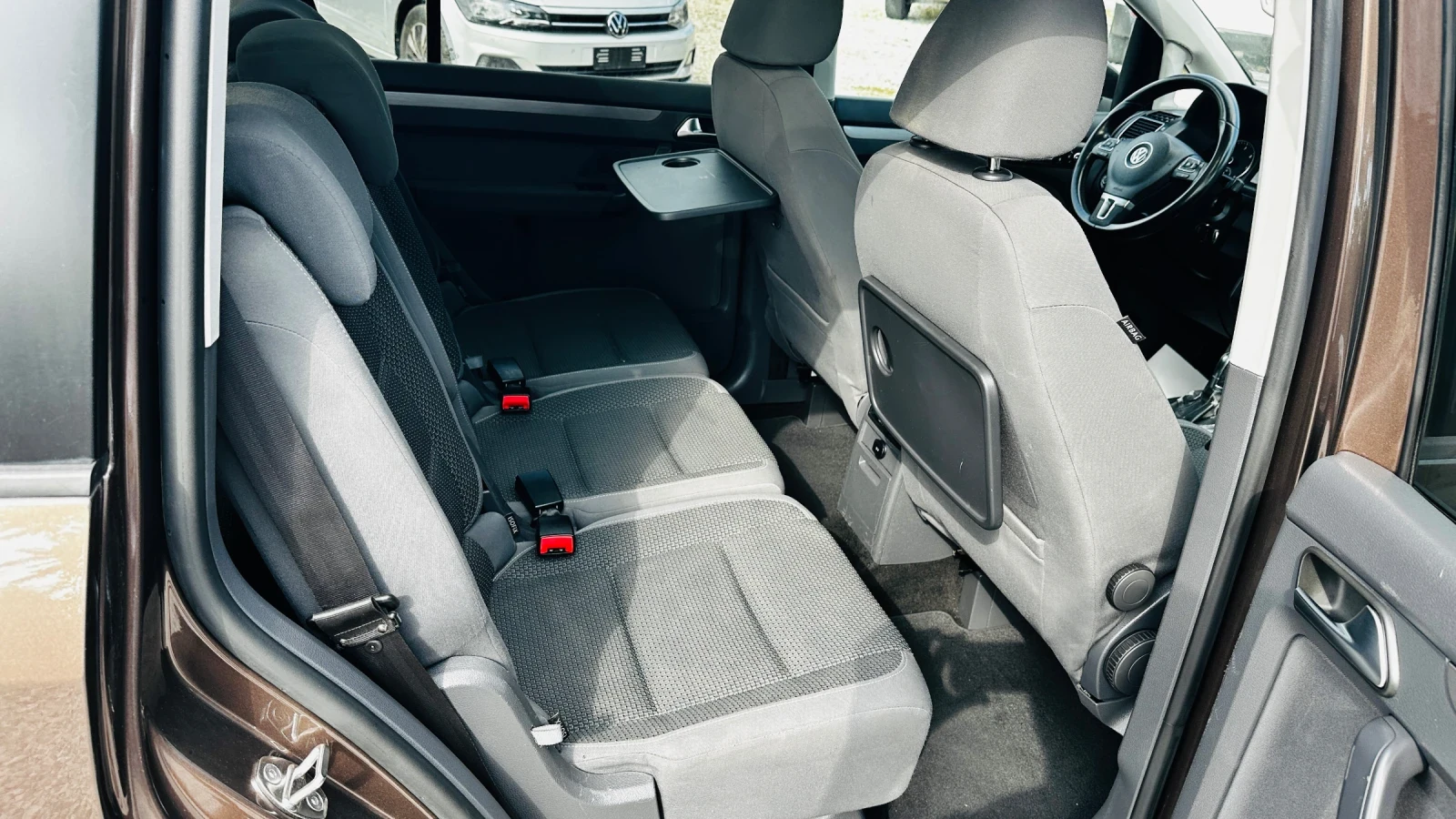 VW Touran 2.0tdi-DSG-Италия 7 места, снимка 10 - Автомобили и джипове - 54799731