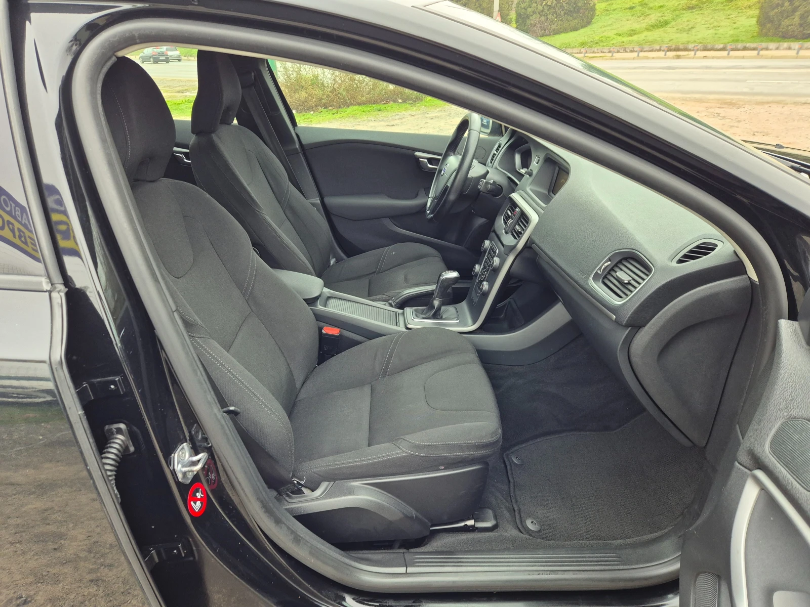 Volvo V40 2.0d D2 - изображение 9