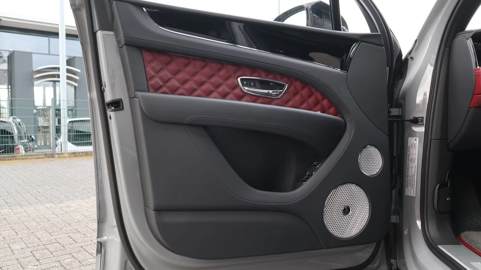 Bentley Bentayga S V8/MANSORY/NAIM/PANO/HEAD UP/, снимка 11 - Автомобили и джипове - 54079585