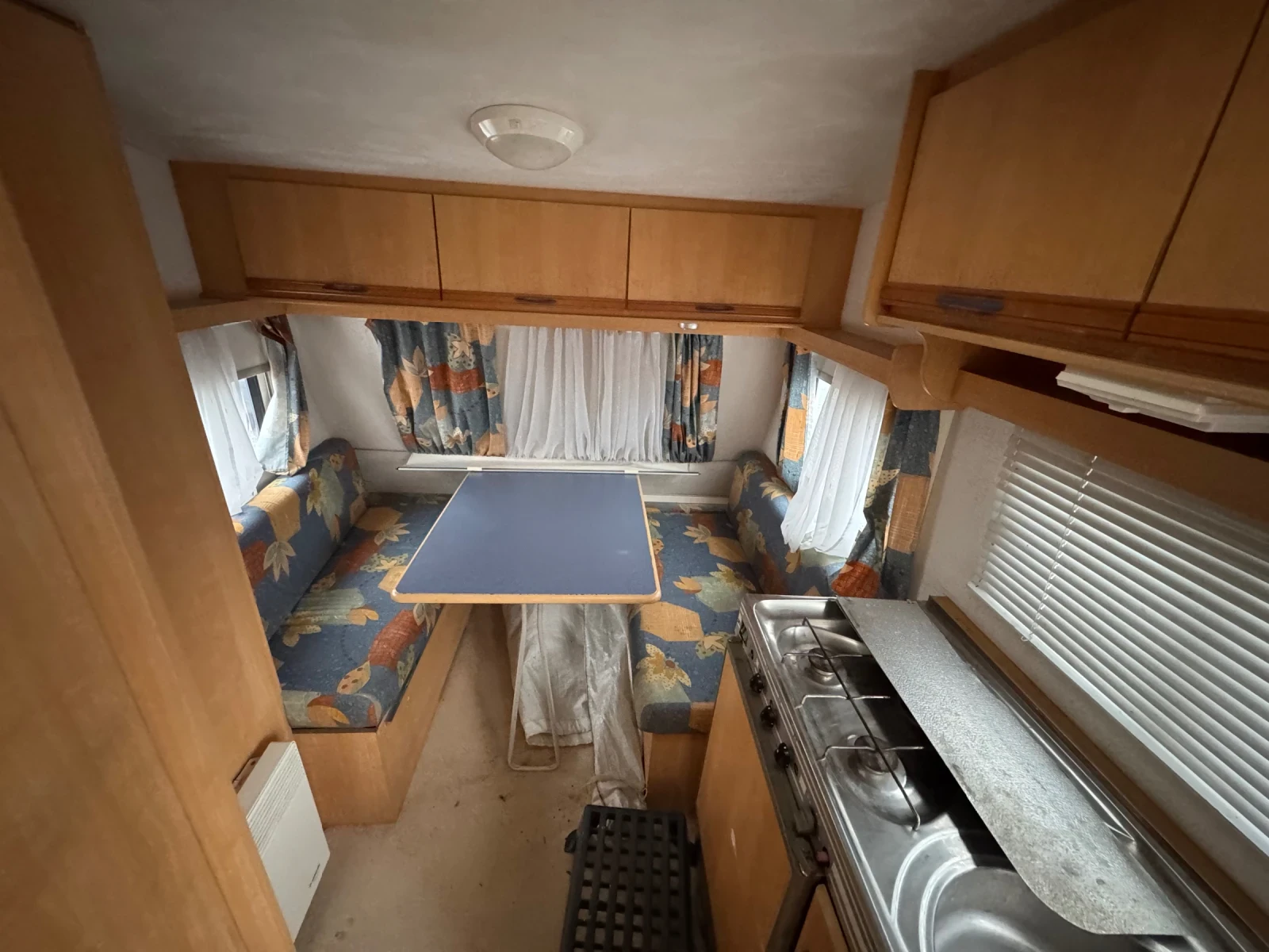 Каравана Caravelair 3.75м. 575кг. 2000година!!! Форселт , снимка 13 - Каравани и кемпери - 53906358