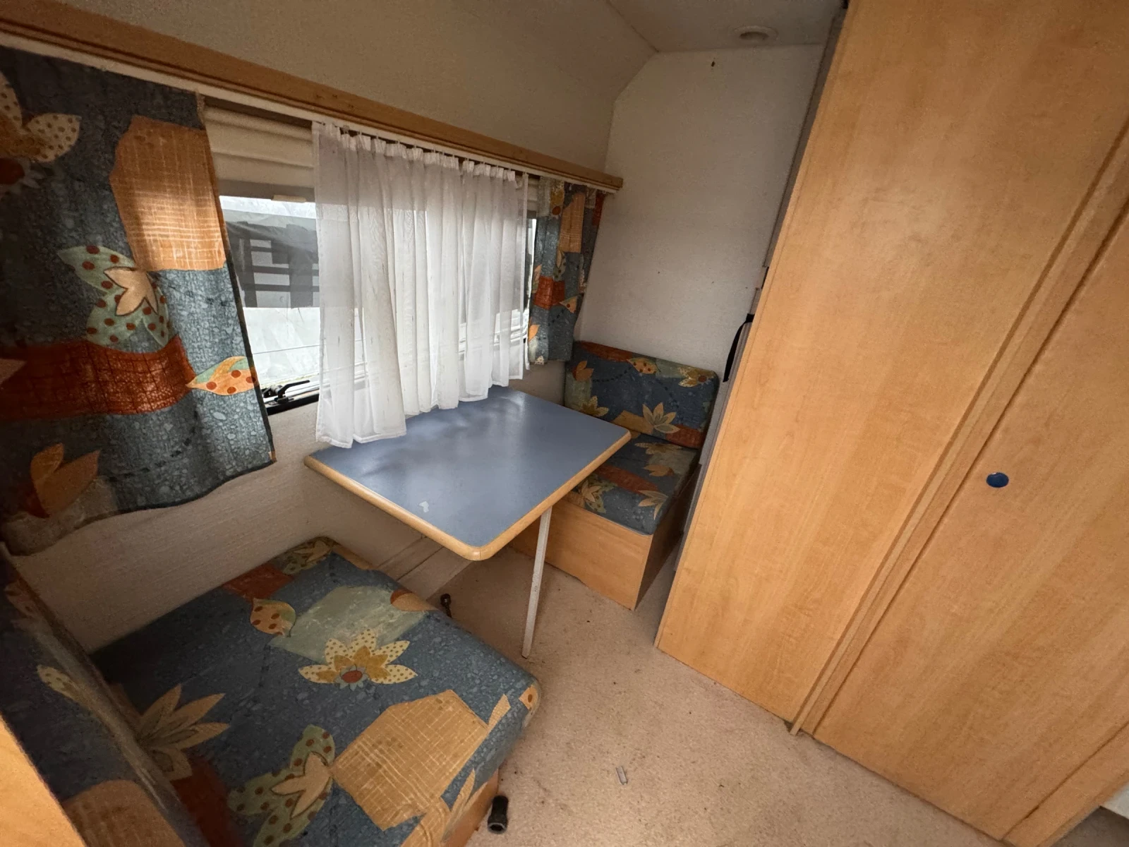 Каравана Caravelair 3.75м. 575кг. 2000година!!! Форселт , снимка 10 - Каравани и кемпери - 53906358