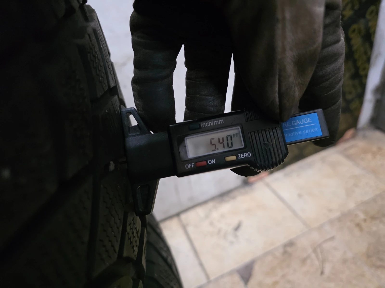 Гуми Зимни 265/40R20, снимка 7 - Гуми и джанти - 55492244