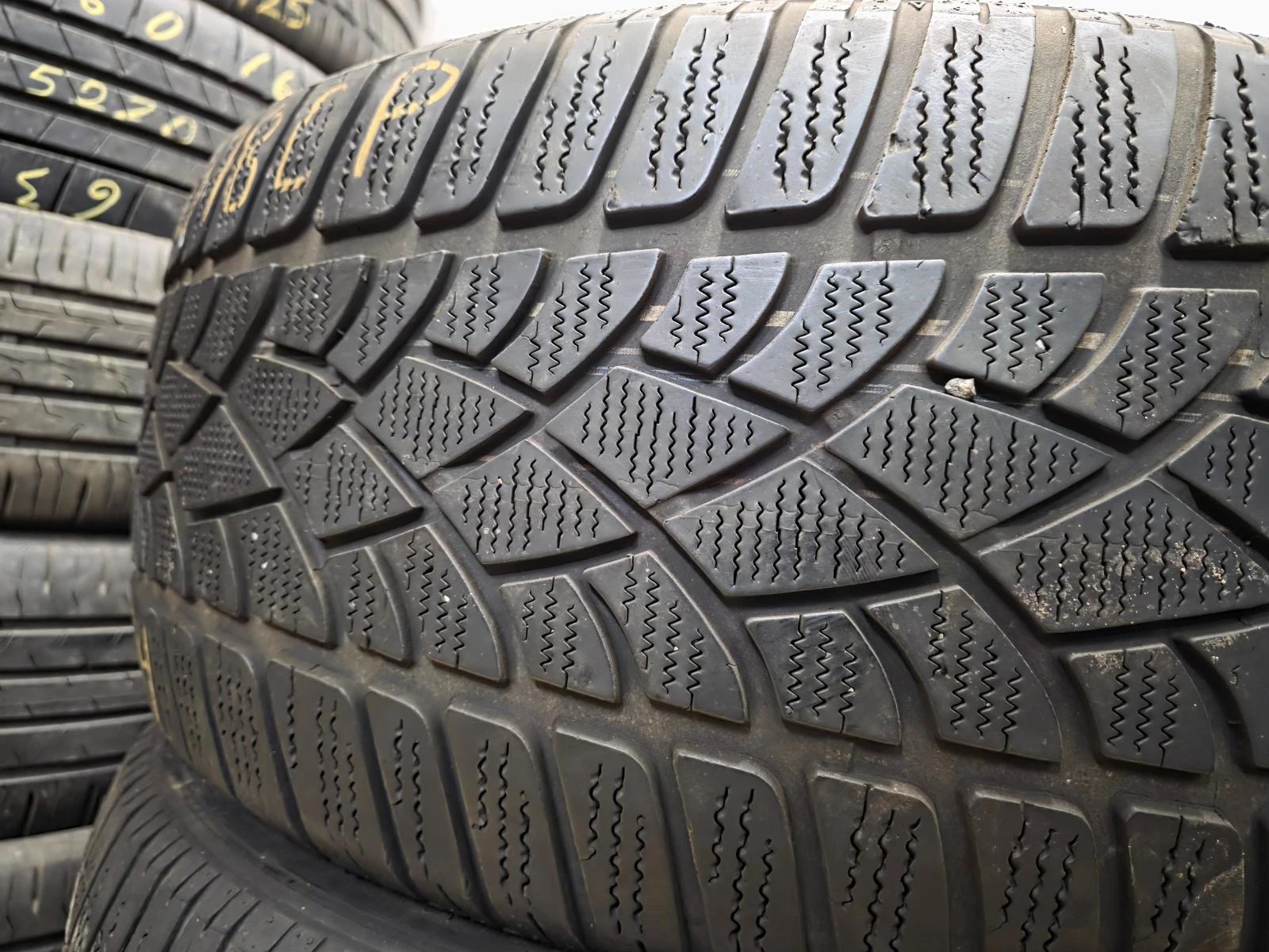 Гуми Зимни 265/40R20, снимка 4 - Гуми и джанти - 55492244