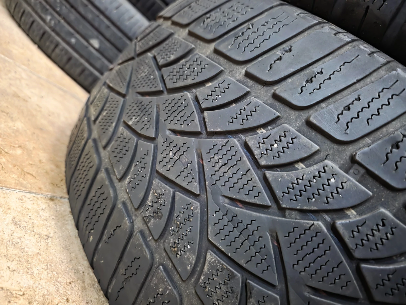 Гуми Зимни 265/40R20, снимка 2 - Гуми и джанти - 55492244