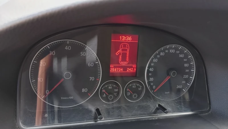 VW Touran, снимка 5 - Автомобили и джипове - 52474665