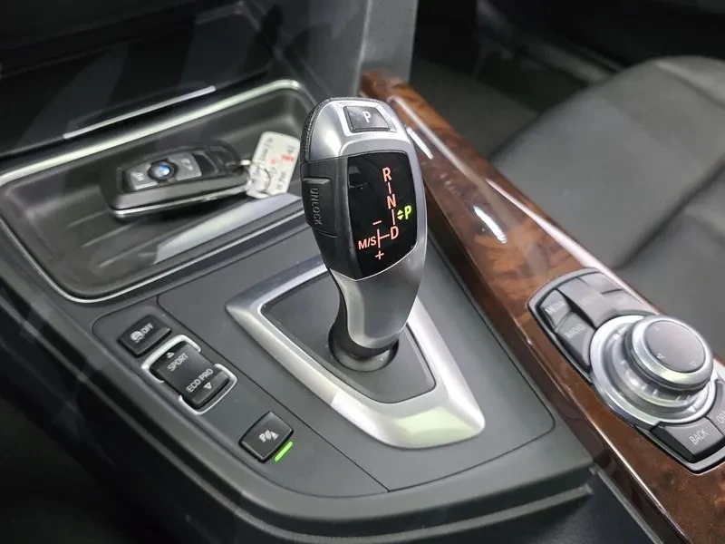 BMW 320 D xDrive, снимка 9 - Автомобили и джипове - 53509493