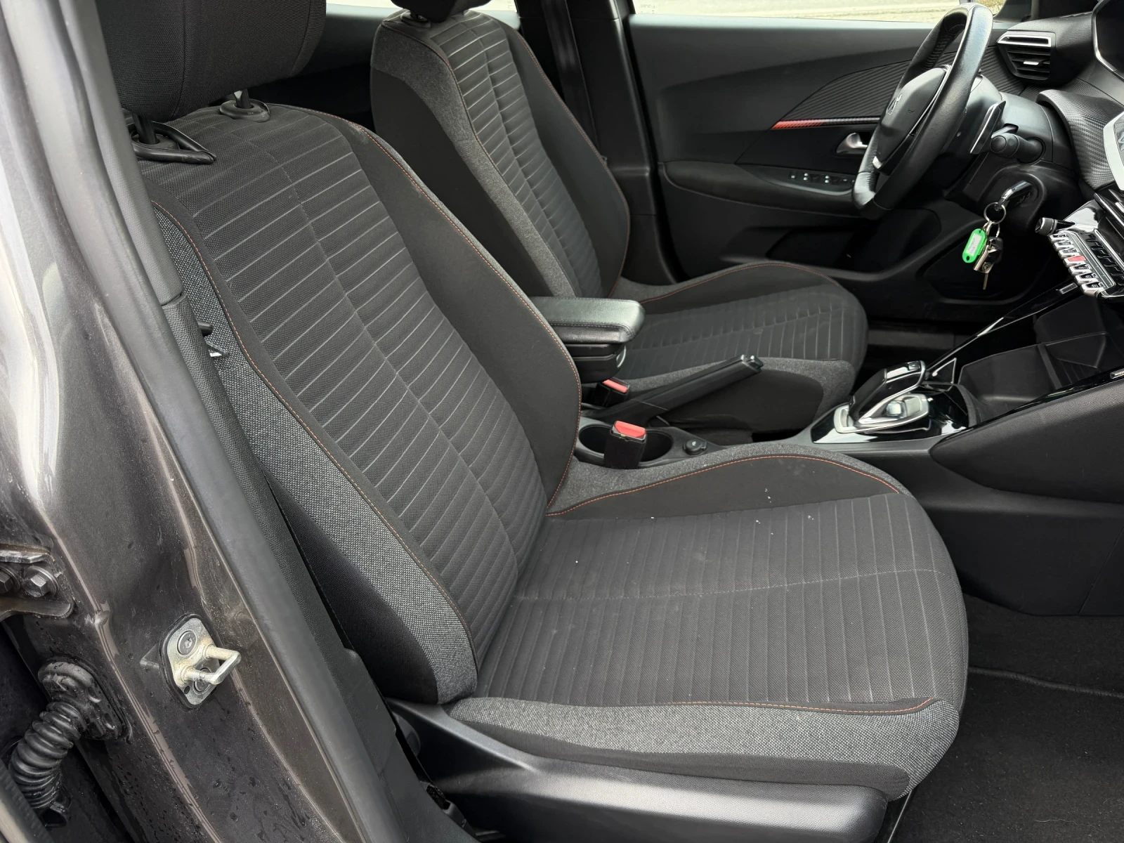 Peugeot 2008 1.2 Puretech 130 EAT8, снимка 9 - Автомобили и джипове - 54026440