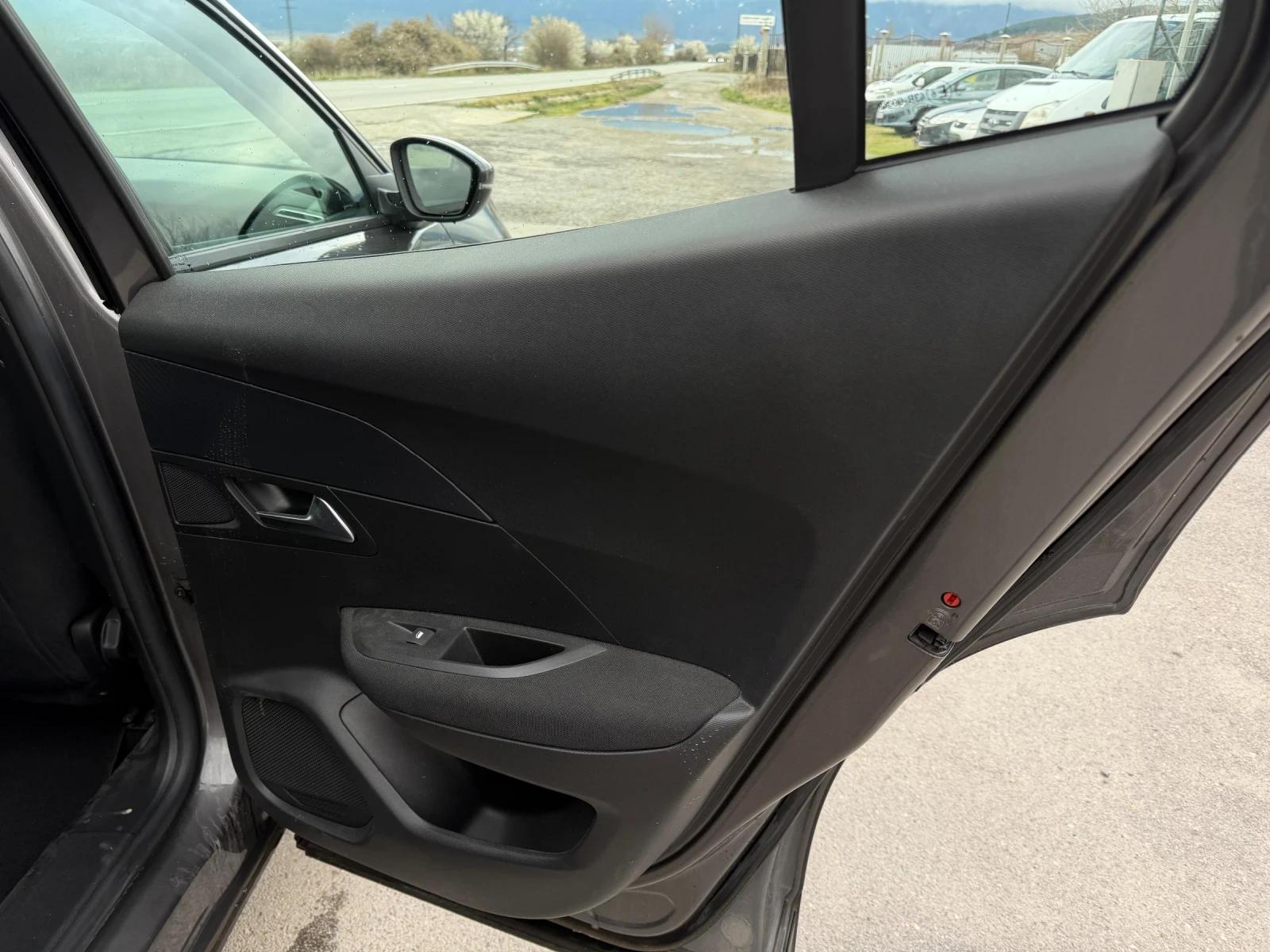 Peugeot 2008 1.2 Puretech 130 EAT8, снимка 5 - Автомобили и джипове - 54026440