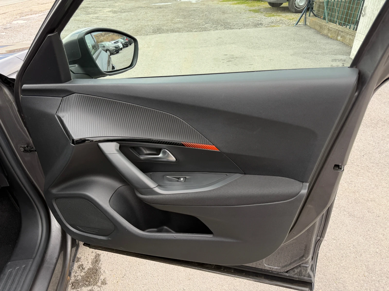 Peugeot 2008 1.2 Puretech 130 EAT8, снимка 10 - Автомобили и джипове - 54026440