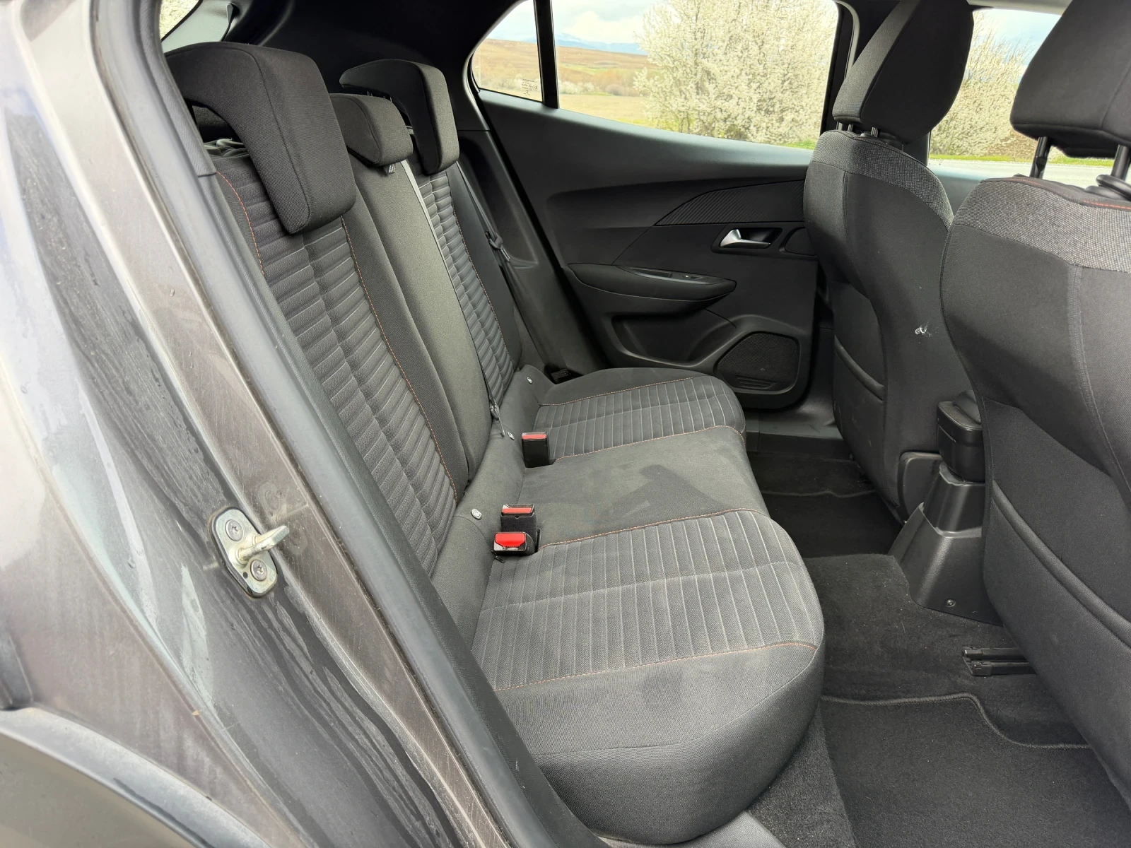 Peugeot 2008 1.2 Puretech 130 EAT8, снимка 8 - Автомобили и джипове - 54026440