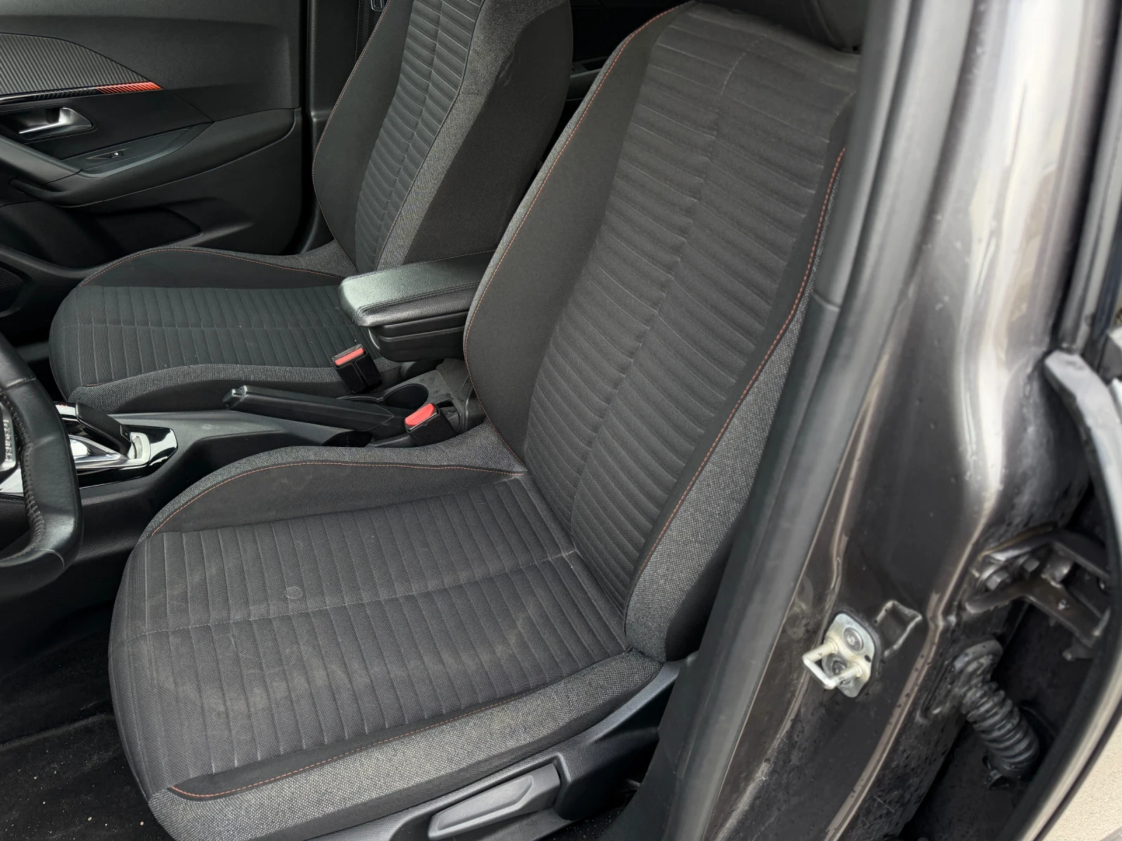 Peugeot 2008 1.2 Puretech 130 EAT8, снимка 11 - Автомобили и джипове - 54026440