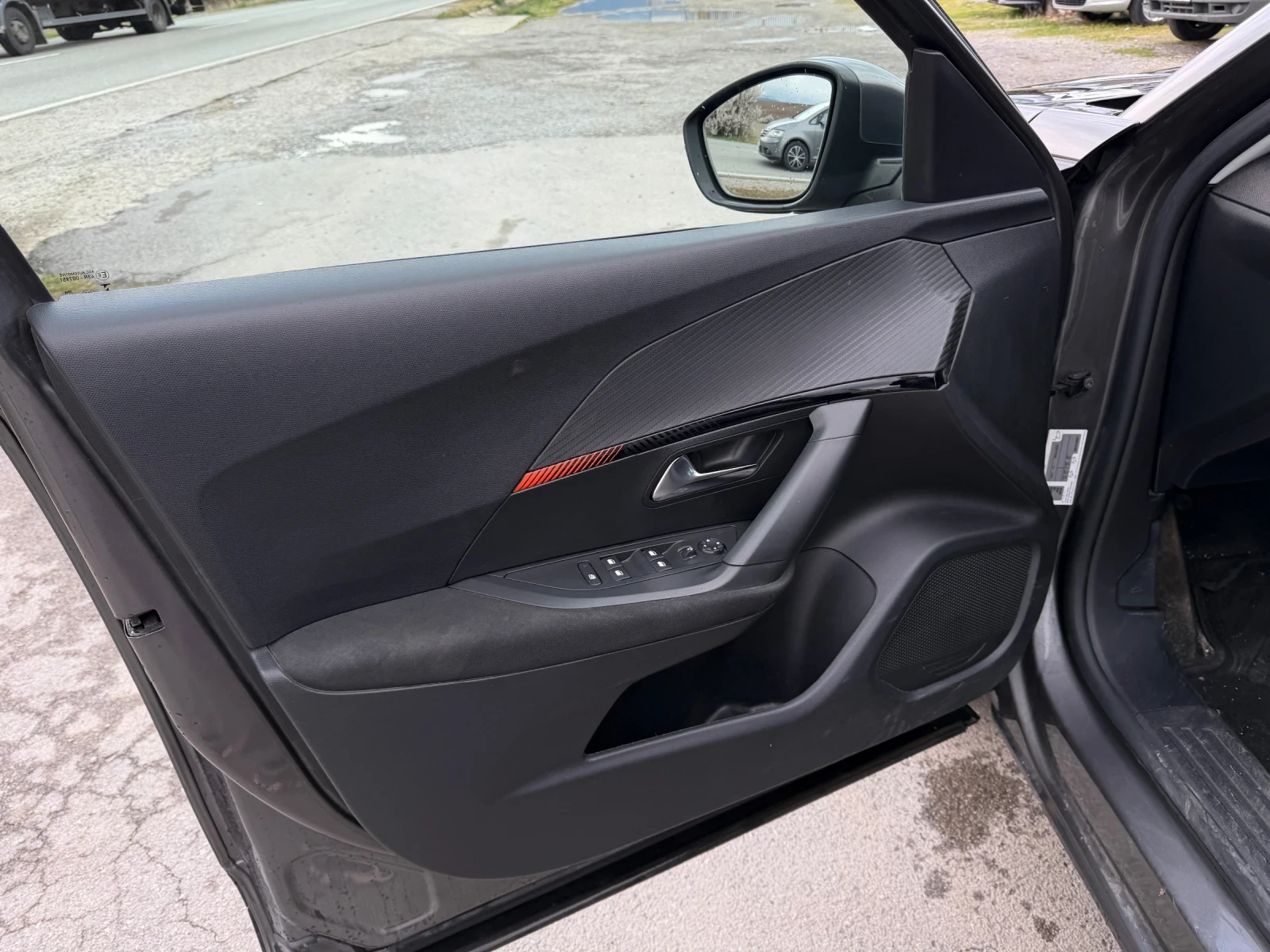 Peugeot 2008 1.2 Puretech 130 EAT8, снимка 12 - Автомобили и джипове - 54026440