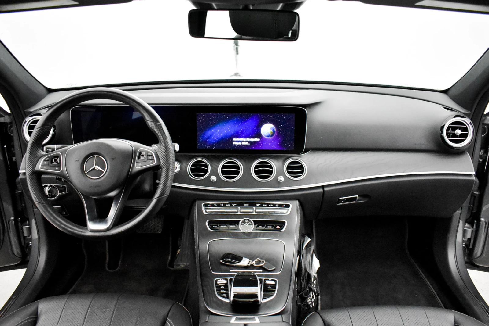 Mercedes-Benz E 300 4MATIC AMG , снимка 16 - Автомобили и джипове - 54589794