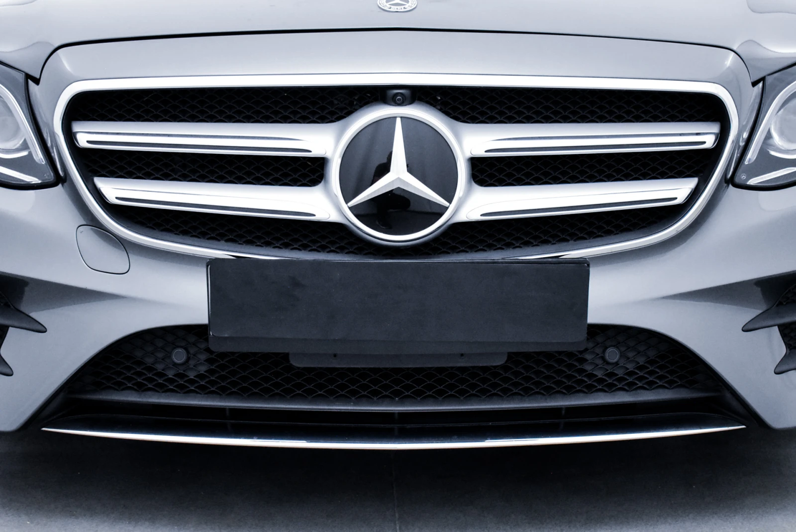Mercedes-Benz E 300 4MATIC AMG , снимка 9 - Автомобили и джипове - 54589794