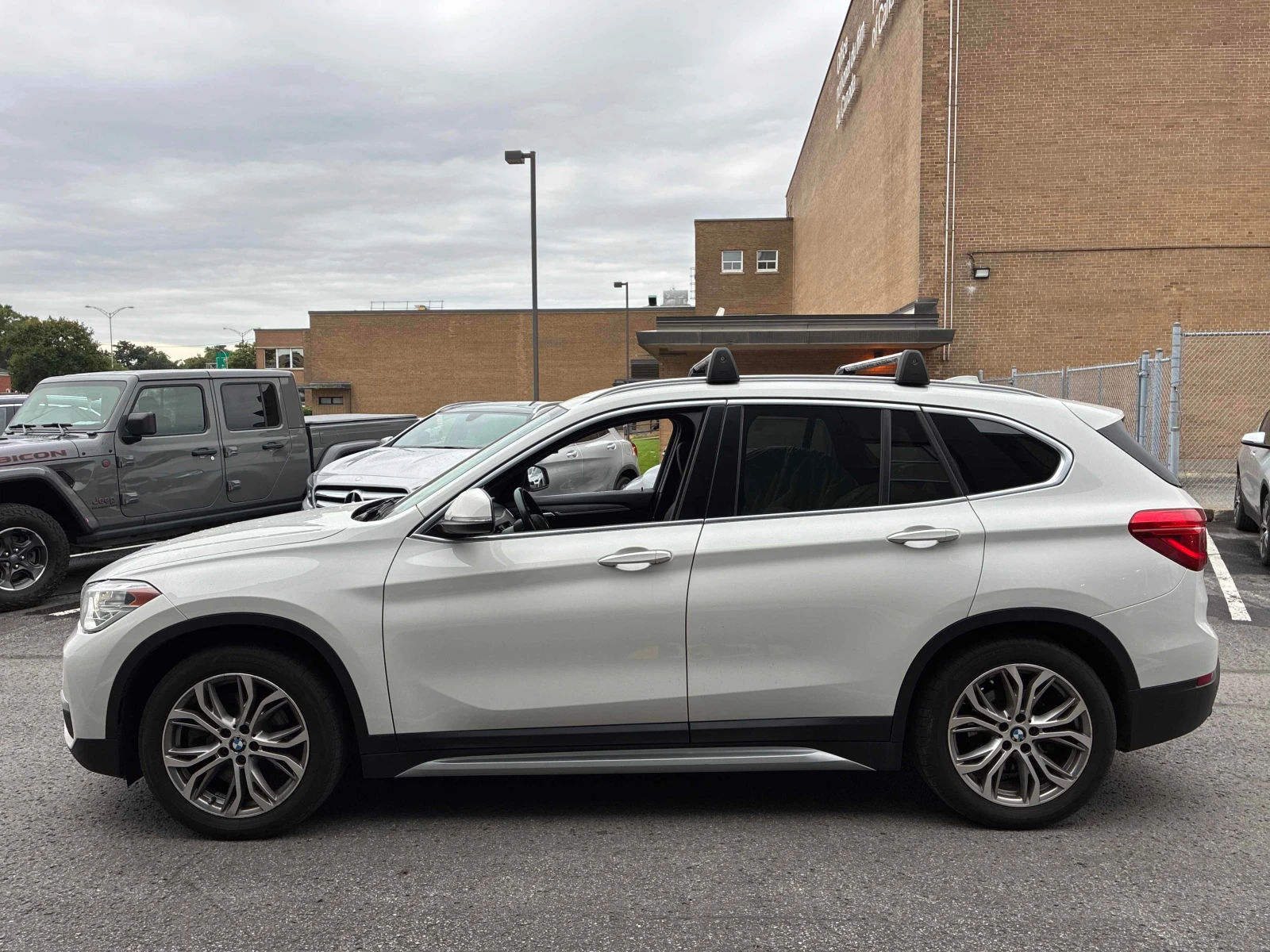 BMW X1 * xDrive28i * АВТОКРЕДИТ БЕЗ ПЪРВОНАЧАЛНА ВНОСКА, снимка 3 - Автомобили и джипове - 56018531