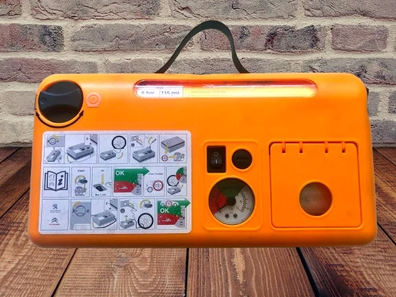 Цена - 25евро. Оригинален компресор за автомобилни гуми + Лепило/Пяна