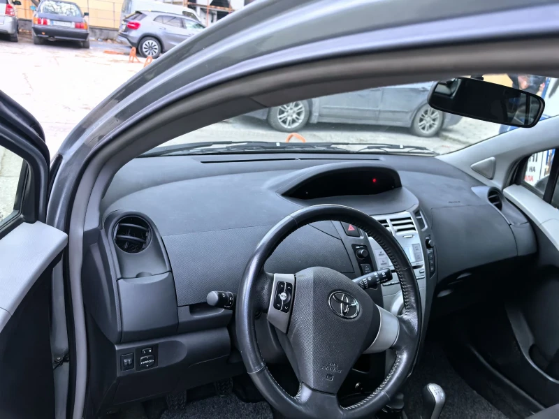 Toyota Yaris 1.0 бензин , снимка 7 - Автомобили и джипове - 49304131