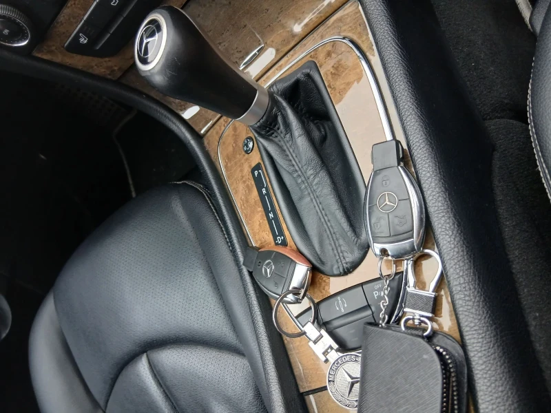 Mercedes-Benz E 320 CDI, снимка 15 - Автомобили и джипове - 52821273
