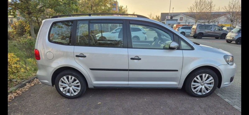 VW Touran 1.6 tdi, снимка 5 - Автомобили и джипове - 52891572