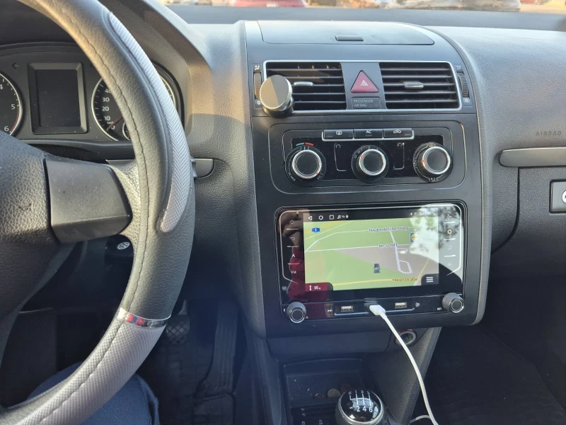 VW Touran 1.6 tdi, снимка 4 - Автомобили и джипове - 52891572