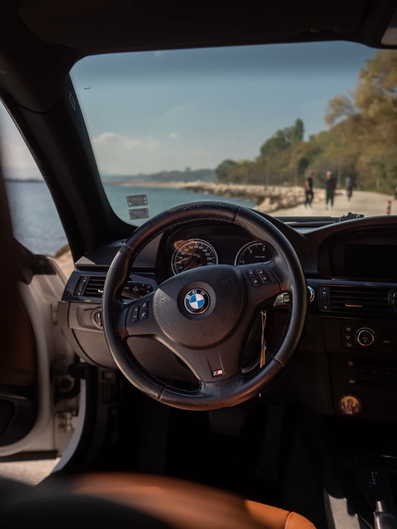BMW 330, снимка 16 - Автомобили и джипове - 52901881