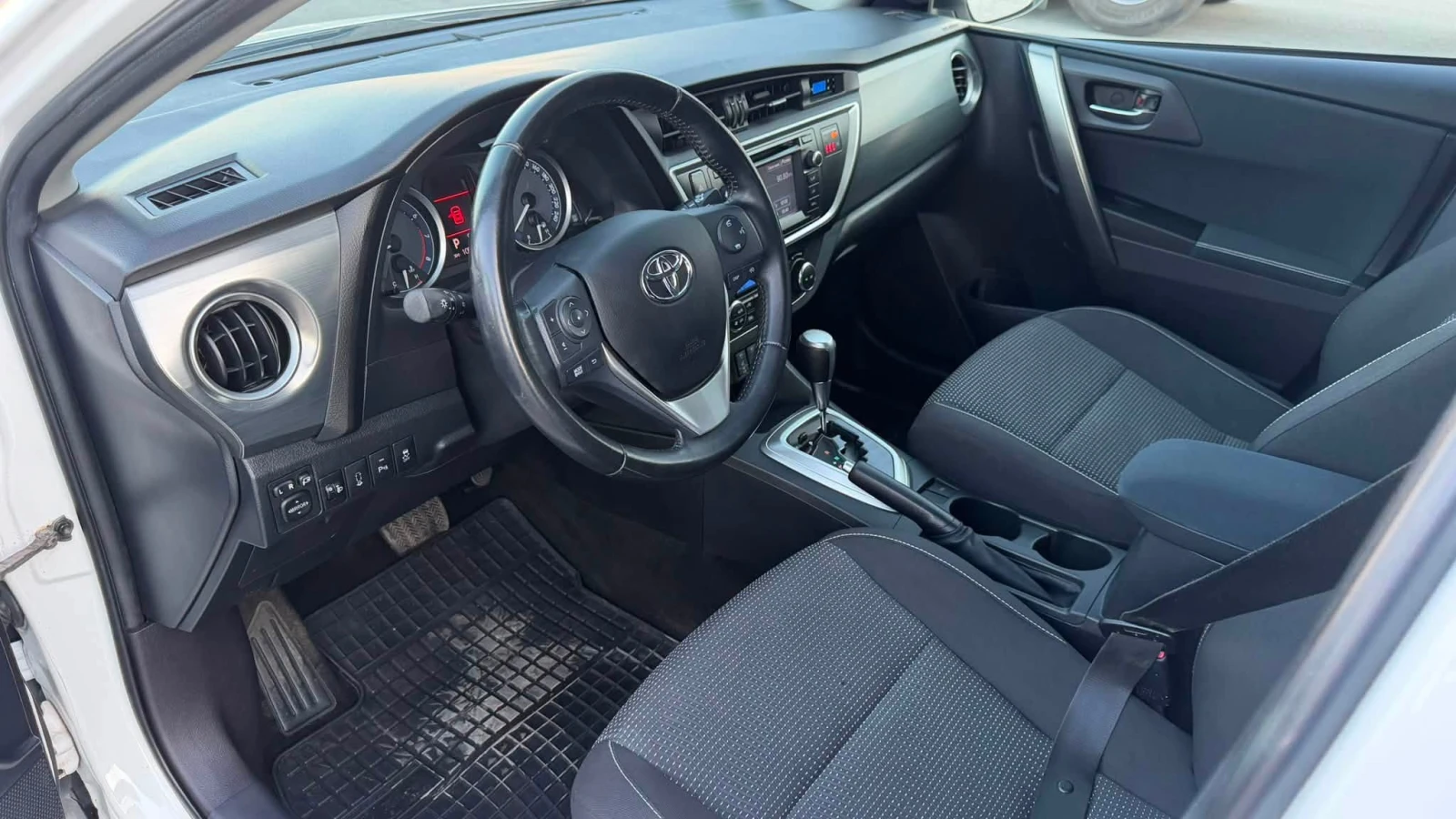 Toyota Auris 1.6 АВТОМАТИК , снимка 7 - Автомобили и джипове - 55694755