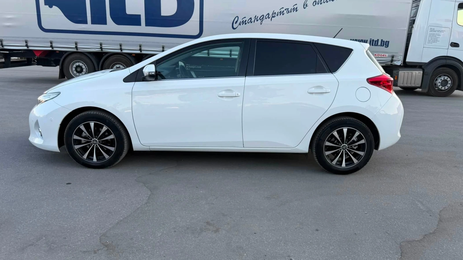 Toyota Auris 1.6 АВТОМАТИК , снимка 6 - Автомобили и джипове - 55694755