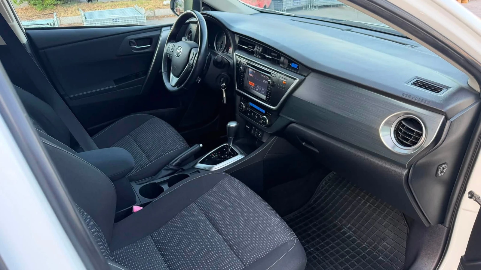 Toyota Auris 1.6 АВТОМАТИК , снимка 8 - Автомобили и джипове - 55694755