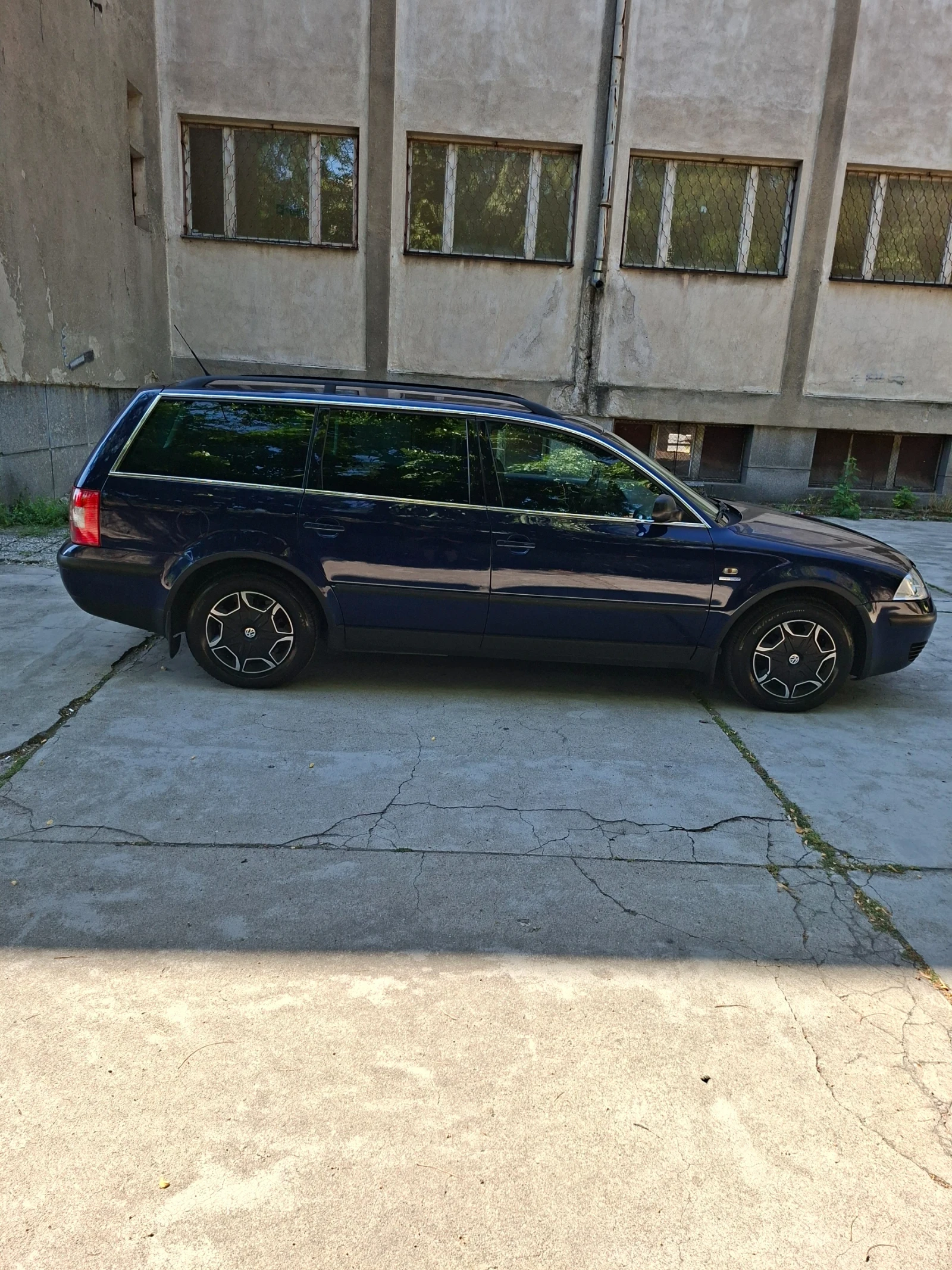 VW Passat лек, снимка 4 - Автомобили и джипове - 55826893