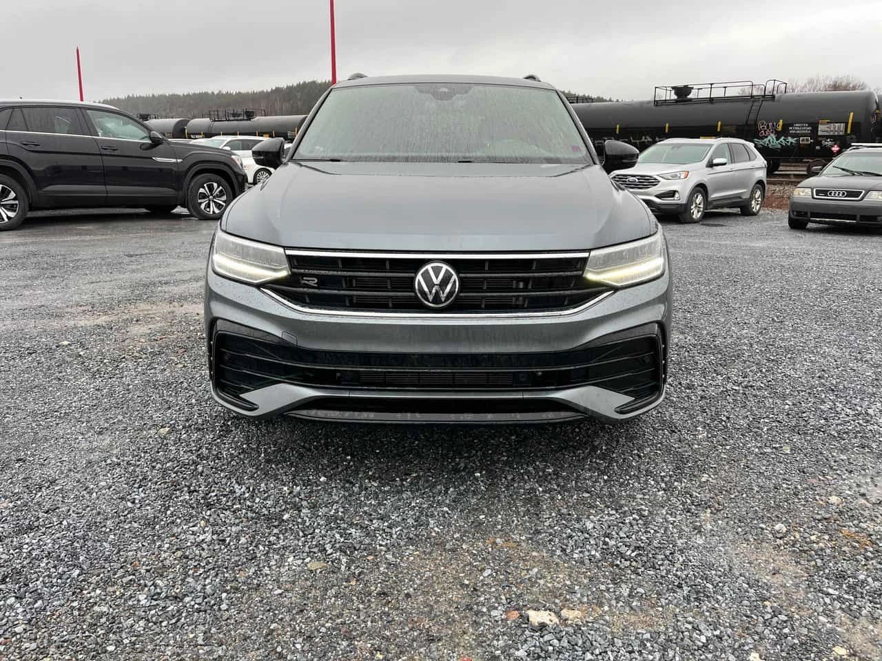 VW Tiguan Comfortline R Line Black Edition| CARFAX, снимка 3 - Автомобили и джипове - 54009770