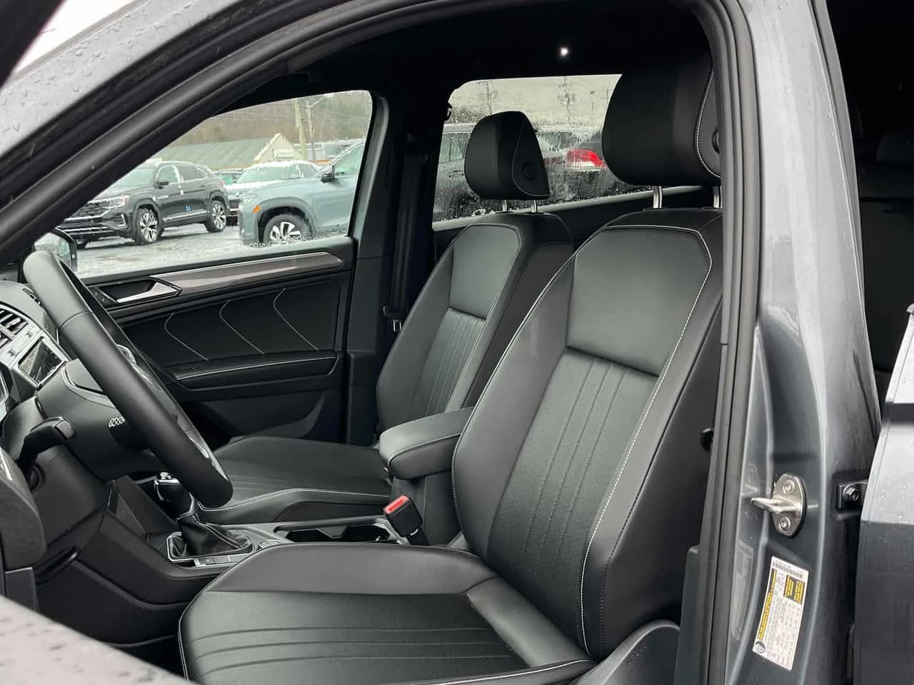 VW Tiguan Comfortline R Line Black Edition| CARFAX, снимка 10 - Автомобили и джипове - 54009770