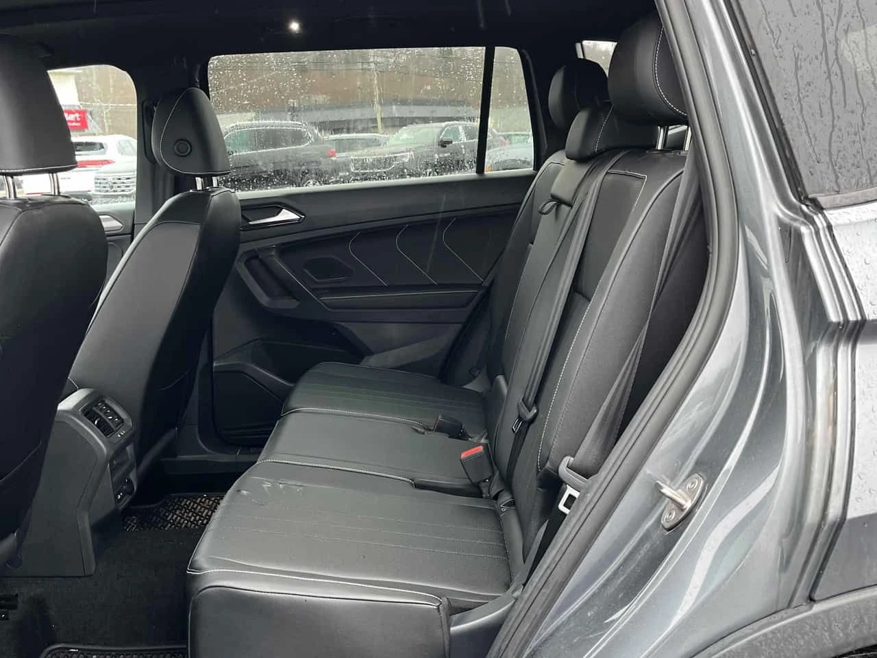 VW Tiguan Comfortline R Line Black Edition| CARFAX, снимка 11 - Автомобили и джипове - 54009770