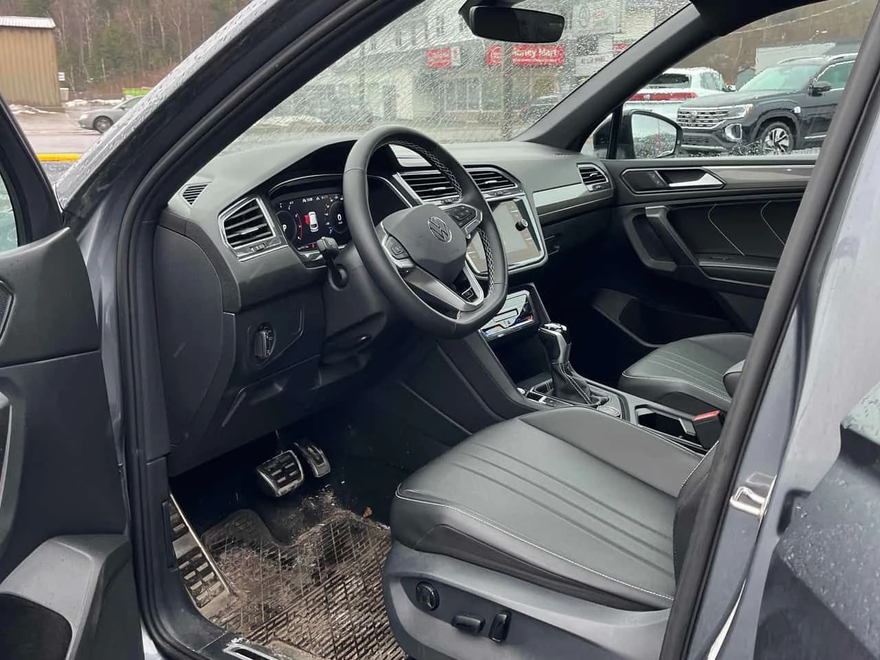 VW Tiguan Comfortline R Line Black Edition| CARFAX, снимка 7 - Автомобили и джипове - 54009770