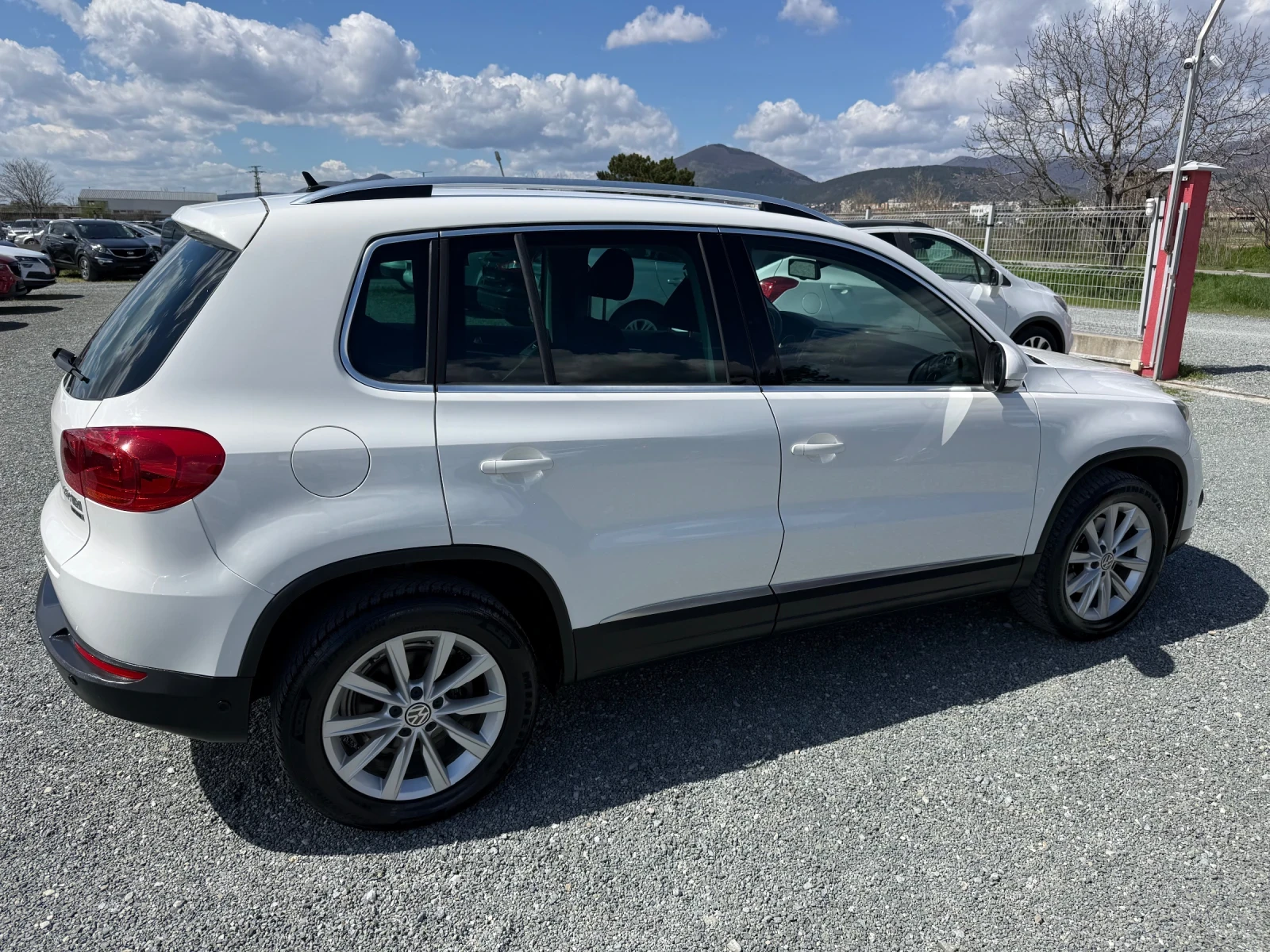 VW Tiguan (KATO НОВА)^(4х4), снимка 5 - Автомобили и джипове - 54136123